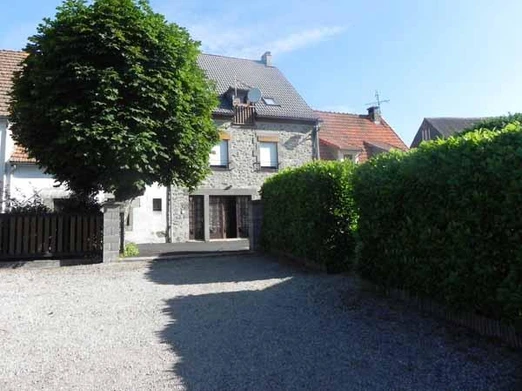 Vue de la maison où est aménagé l'appartement "les Marmottes"