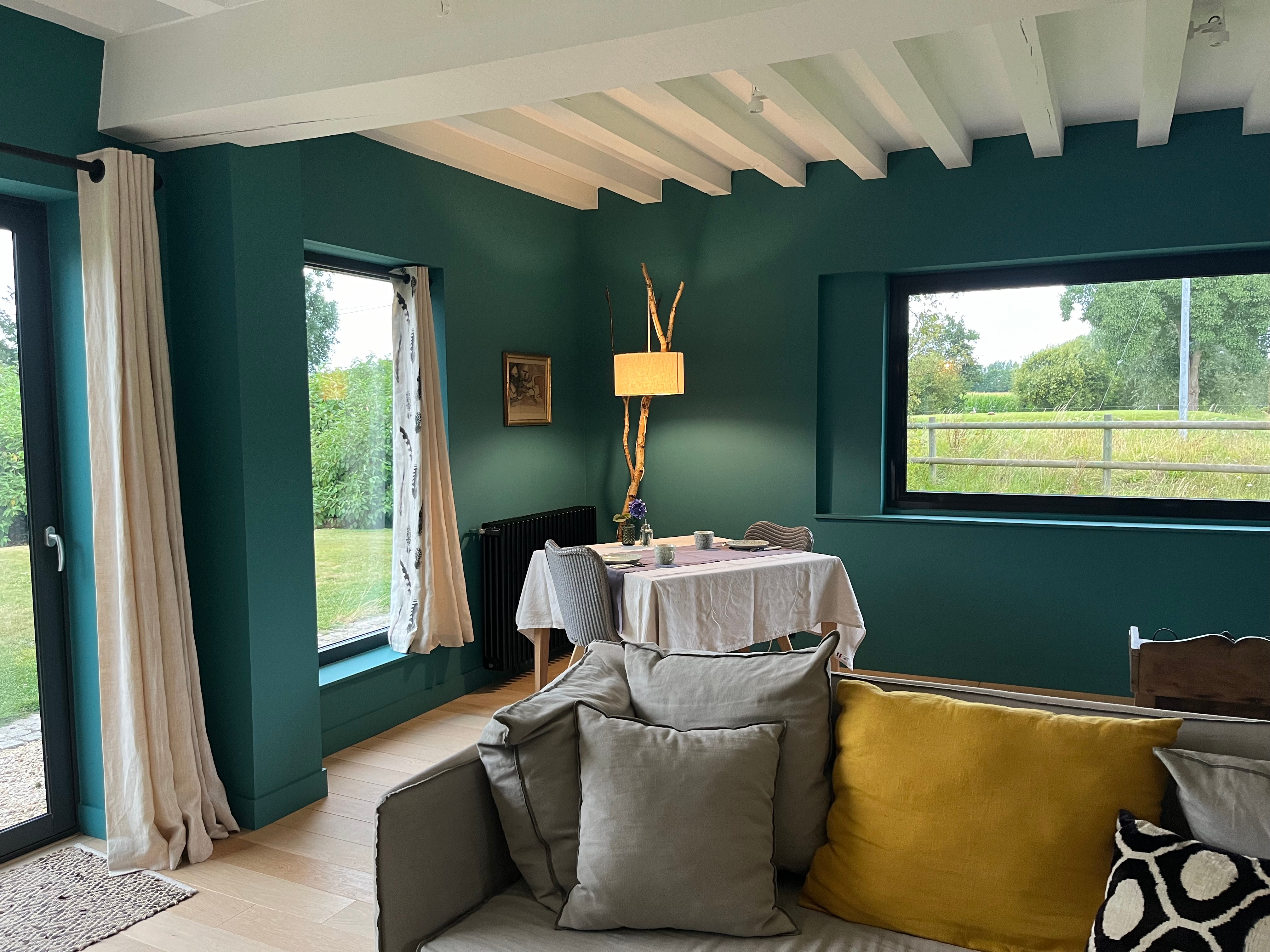 salon, fenêtre sur le golf, table dressée pour 2