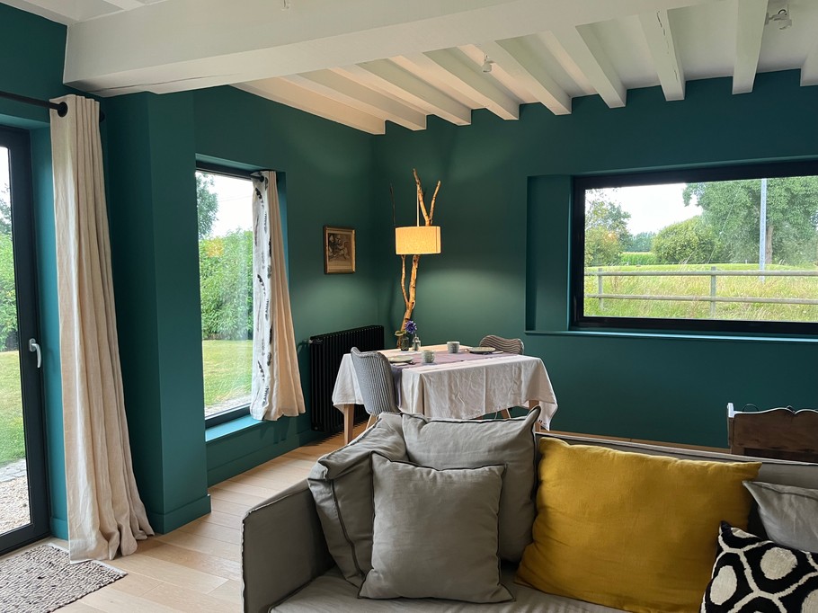 salon, fenêtre sur le golf, table dressée pour 2