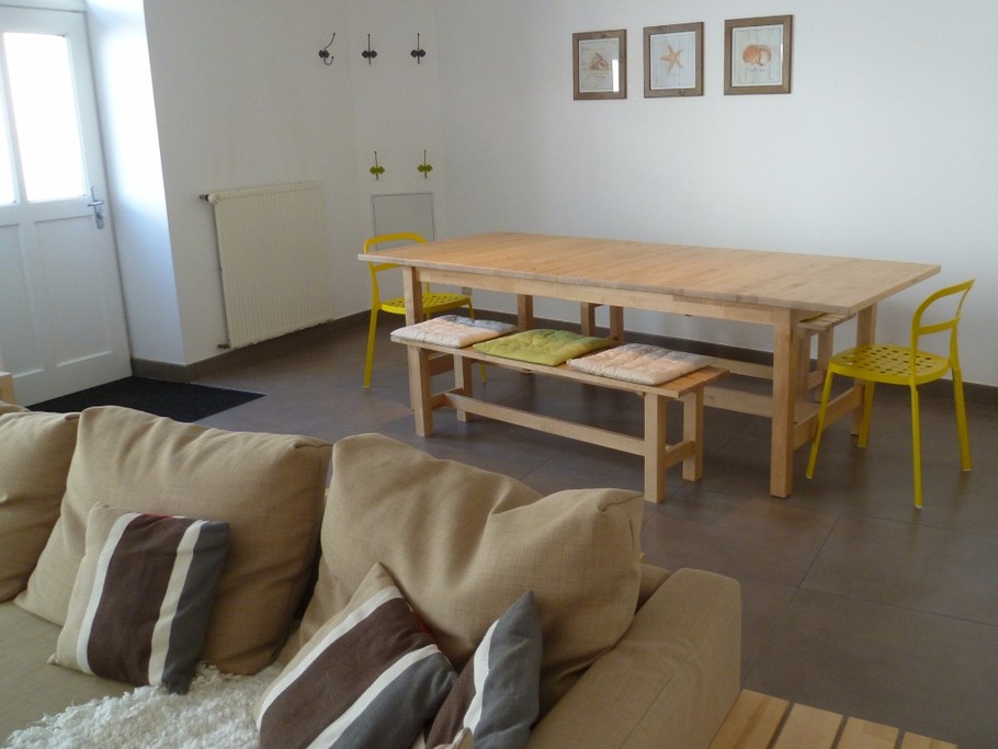 Grande table pour des repas conviviaux