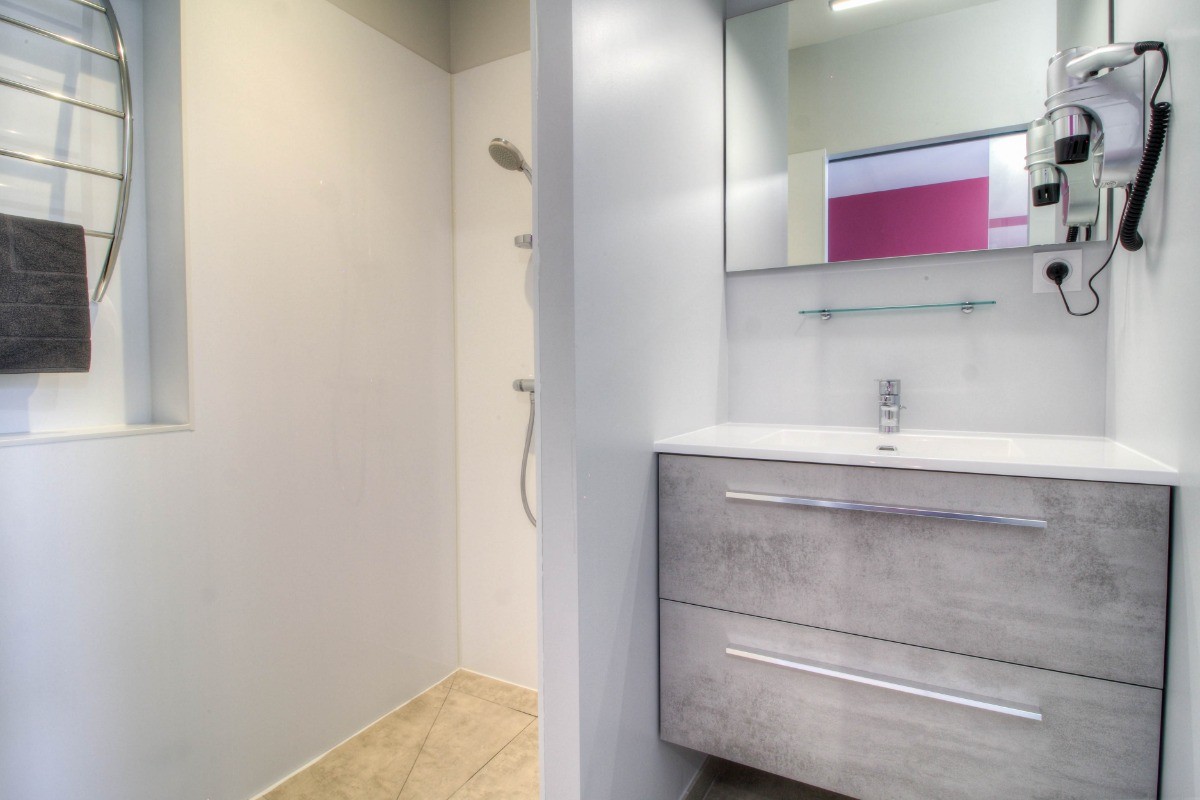Salle de douche chambre RDC
