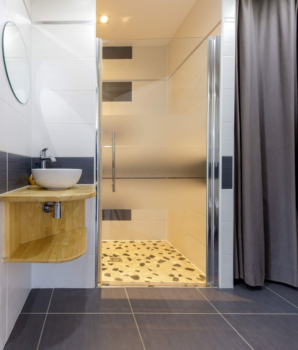 Salle de bains du bas avec grande douche et Wc- sèche serviette accès direct piscine