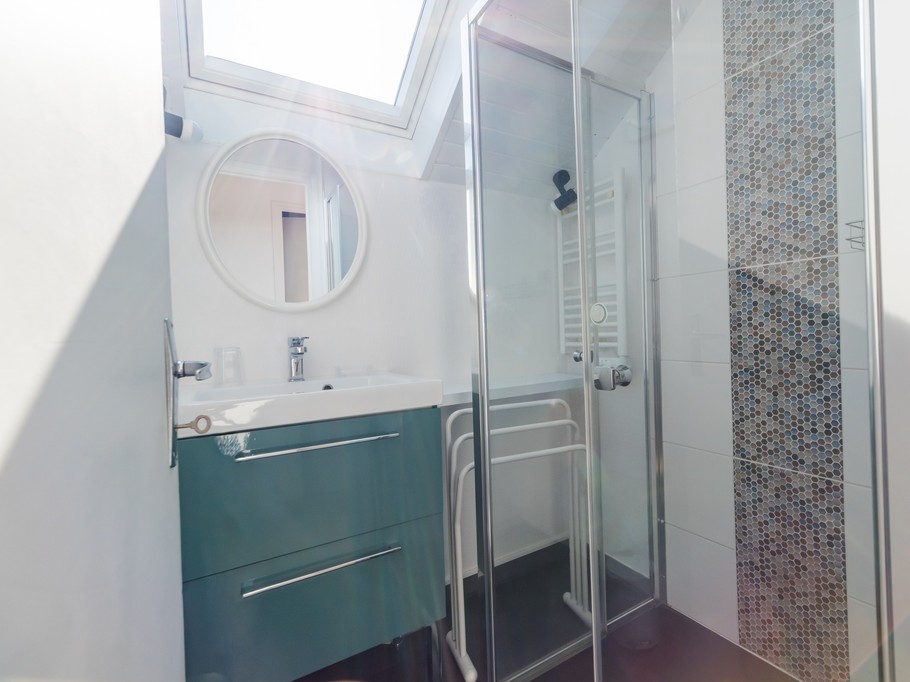 Salle d'eau avec douche à l'italienne