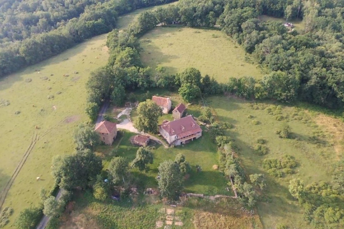 Vue aérienne Gîte LA METAIRIE MAISON LAUDATOSI LOT 46120 Le Bouyssou