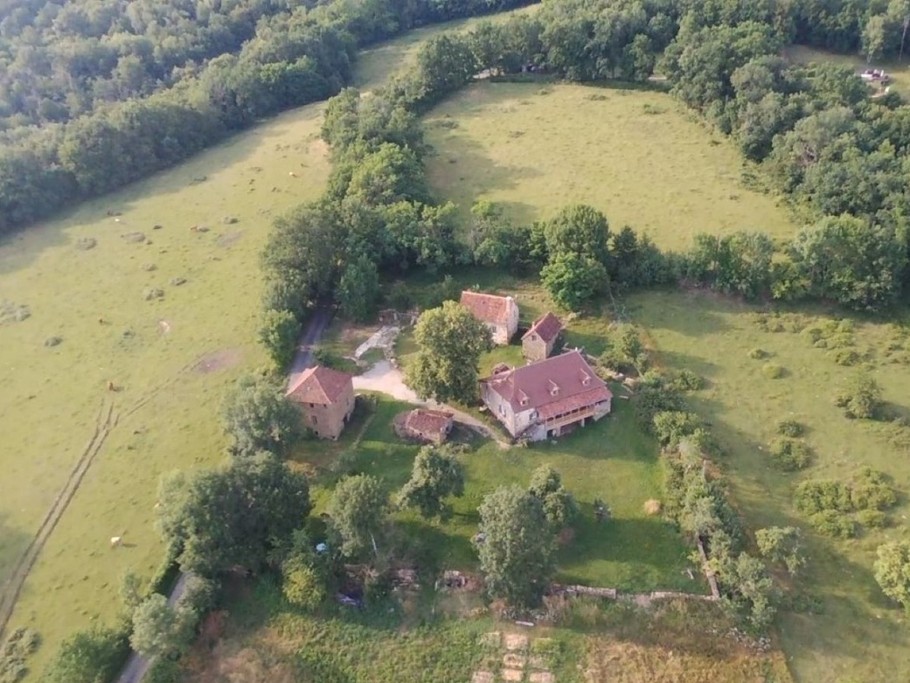 Vue aérienne Gîte LA METAIRIE MAISON LAUDATOSI LOT 46120 Le Bouyssou