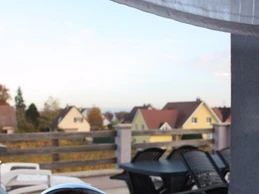 Soleil couchant sur la terrasse.