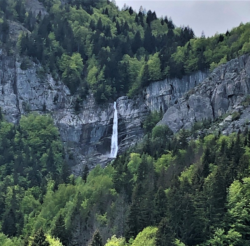 Vue sur la cascade de Doran