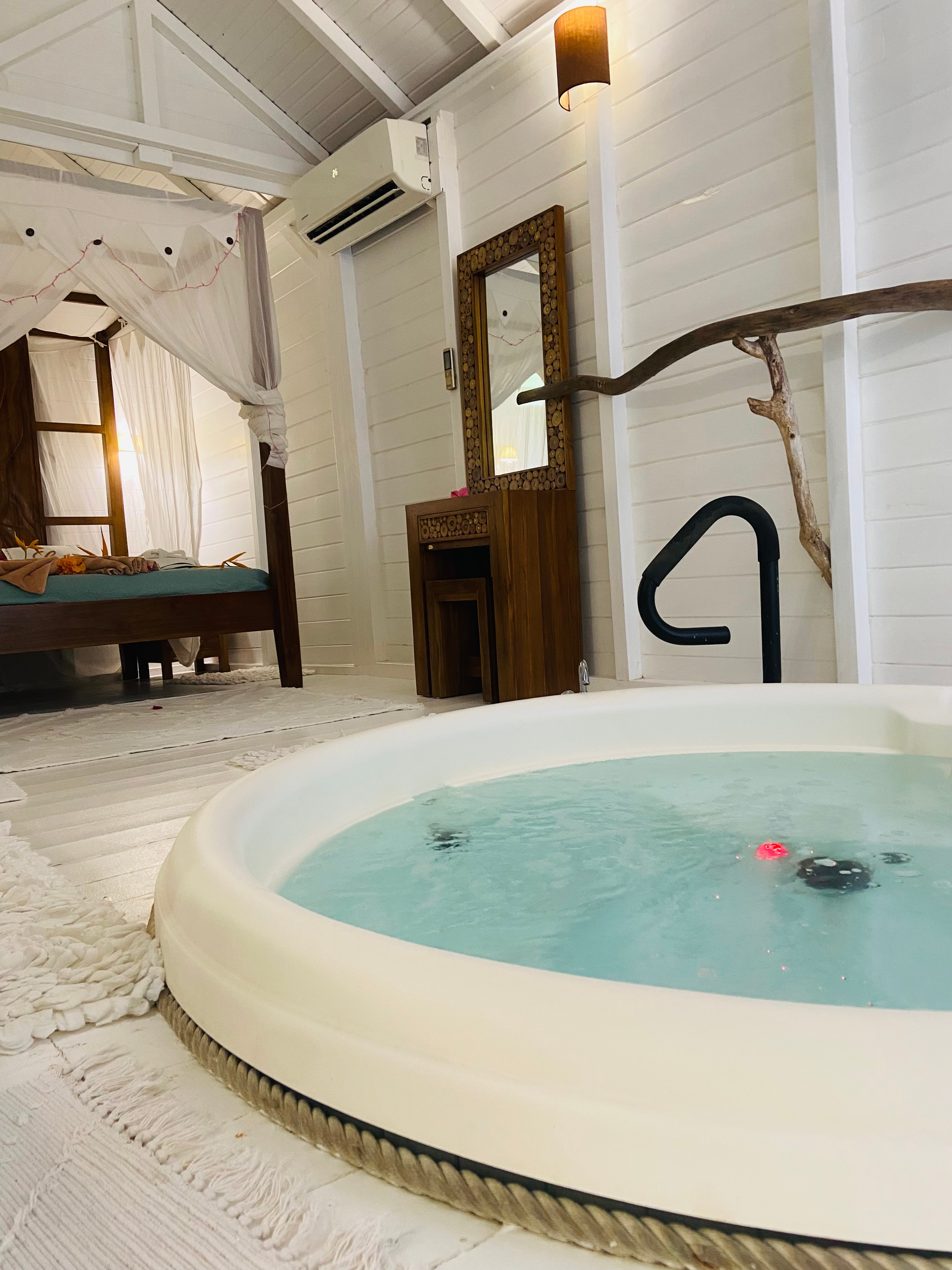 Découvrez votre Lodge avec son bain à remous privé