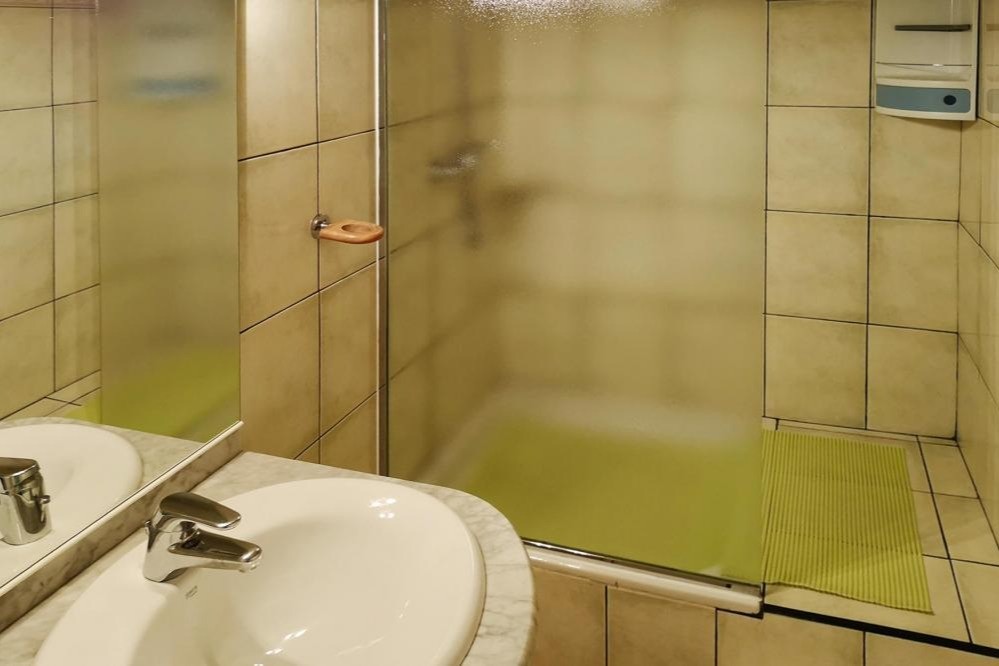 Salle d'eau avec douche. Ma Vie La, Fayence
