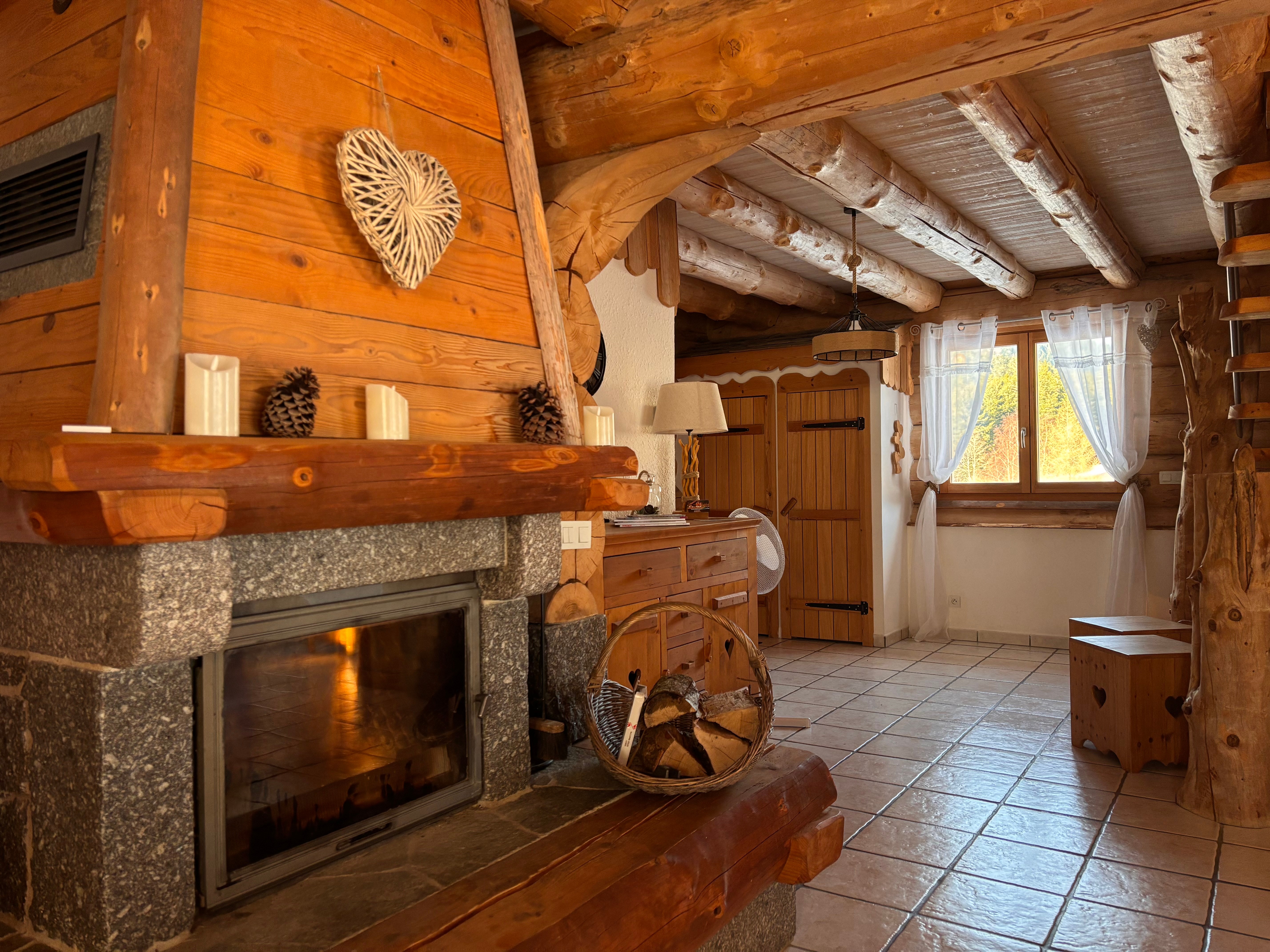 Salon / séjour avec cheminée  - Le Chalet en rondins, La Bresse