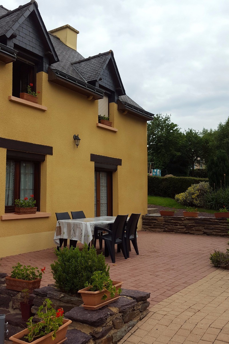 Terrasse avec salon de jardin et barbecue