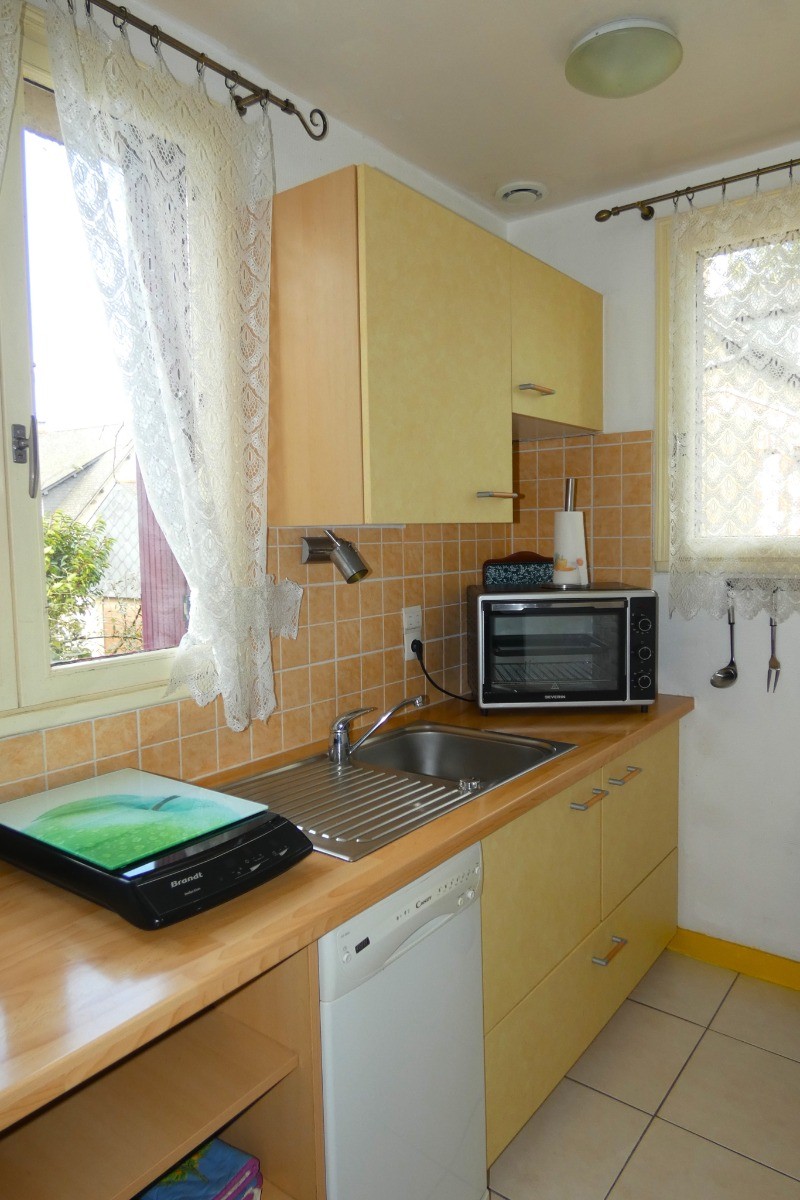 Cuisine bien équipée avec tout le nécessaire de vaisselle, plaque induction, four, micro-ondes, lave-vaisselle, combiné réfrigérateur-congélateur.