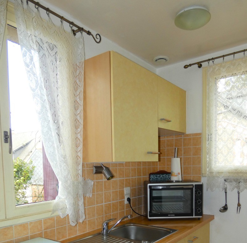 Cuisine bien équipée avec tout le nécessaire de vaisselle, plaque induction, four, micro-ondes, lave-vaisselle, combiné réfrigérateur-congélateur.