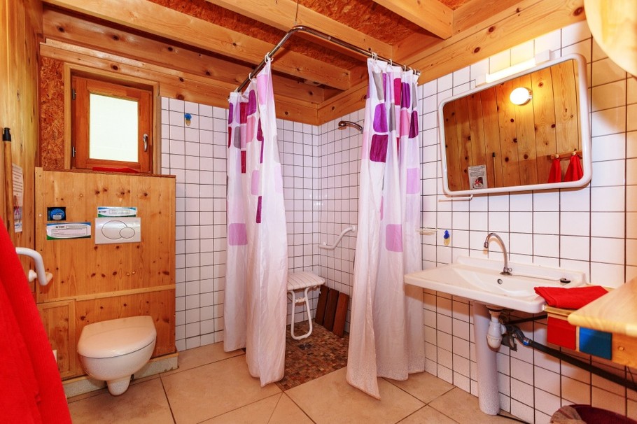 Salle d'eau et toilette adaptée PMR