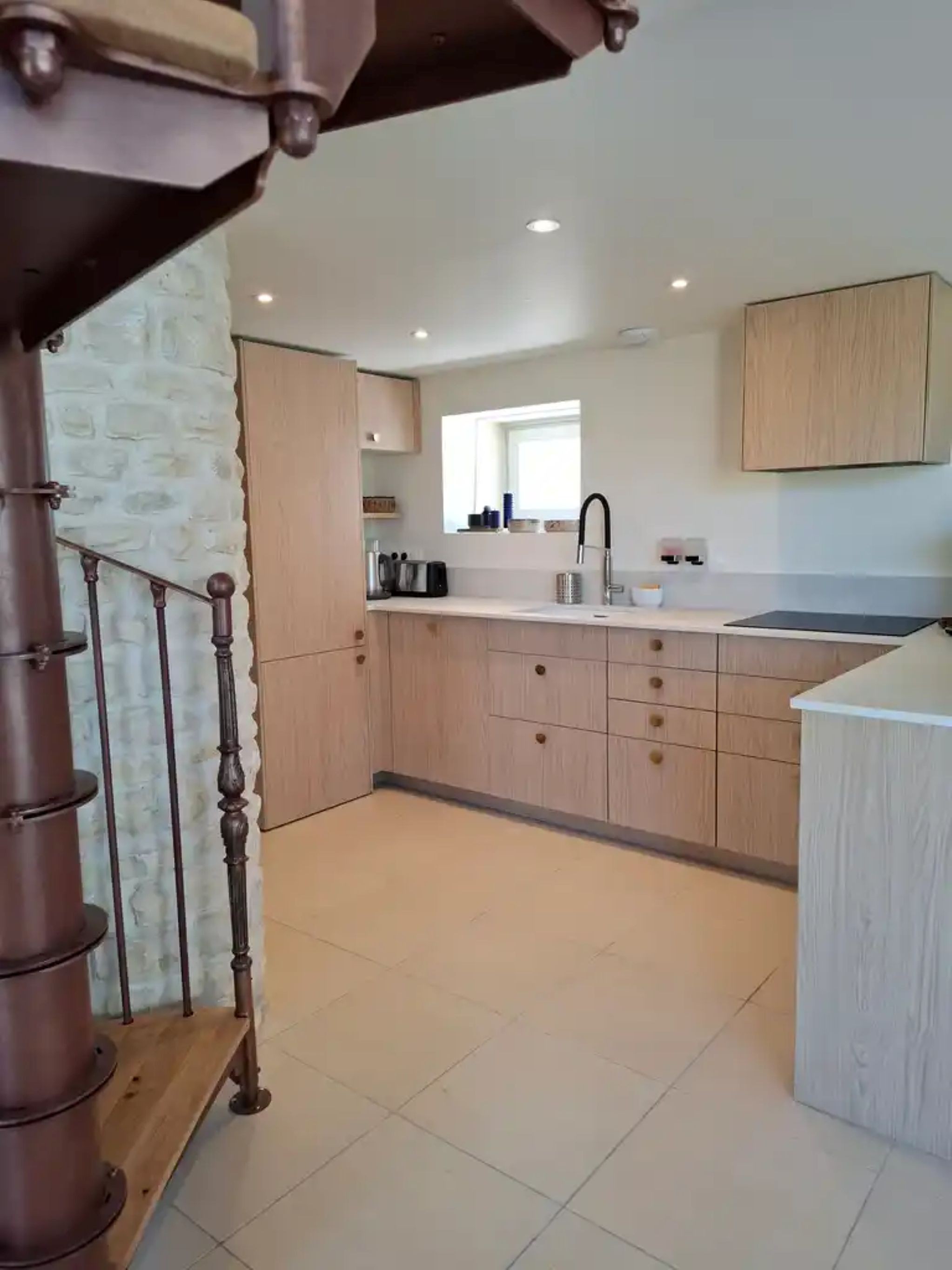The fully fitted and equipped kitchen at the Gîte de l’Aigrette, with a private, secure swimming pool in Nieul-sur-Mer, near La Rochelle and the coast in Charente-Maritime, accommodating 12 people