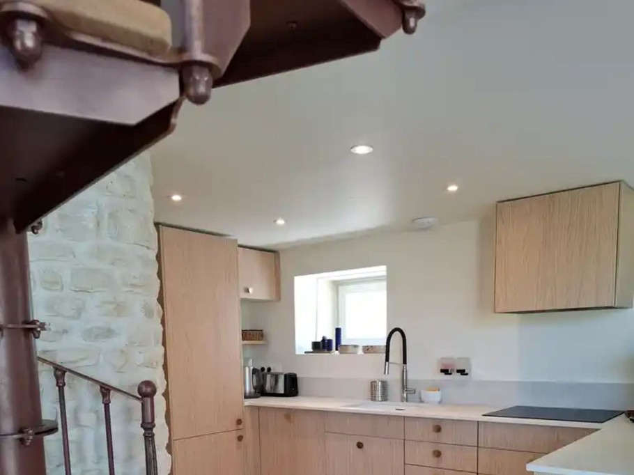 The fully fitted and equipped kitchen at the Gîte de l’Aigrette, with a private, secure swimming pool in Nieul-sur-Mer, near La Rochelle and the coast in Charente-Maritime, accommodating 12 people