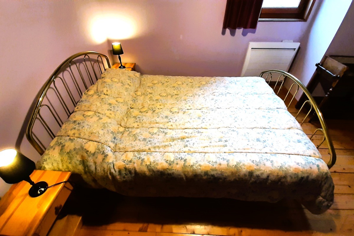 Chambre au 1er étage : 1 lit 2 pers. en 140x190 cm
