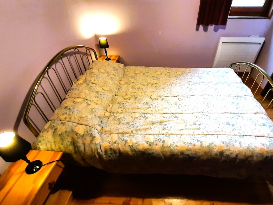 Chambre au 1er étage : 1 lit 2 pers. en 140x190 cm