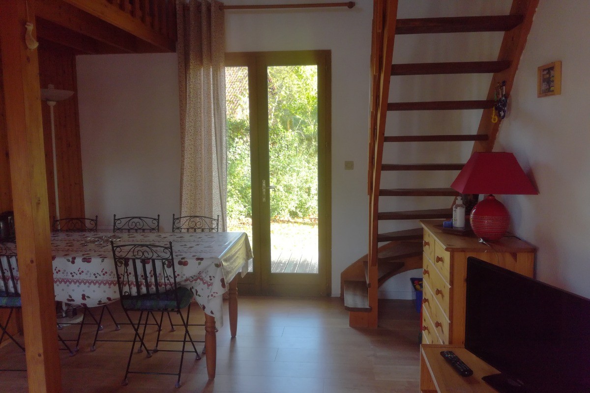 salle à manger avec ouverture sur la terrasse
