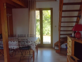 salle à manger avec ouverture sur la terrasse