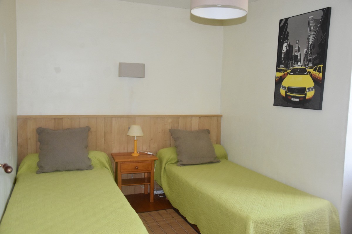 chambre 2 2 lits 90cm, placard