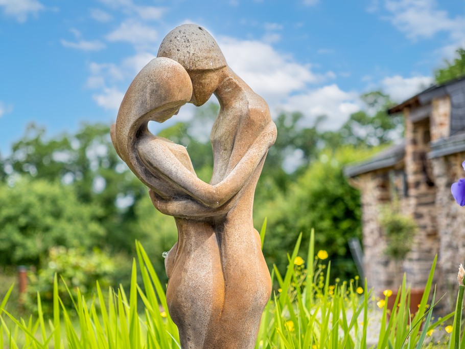 Sculpture sur le domaine, avec en arrière plan le gîte du Val
