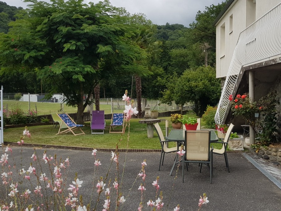 Le jardin situé plein sud avec vue sur la montagne, Pic du Viscos et le Cabaliros