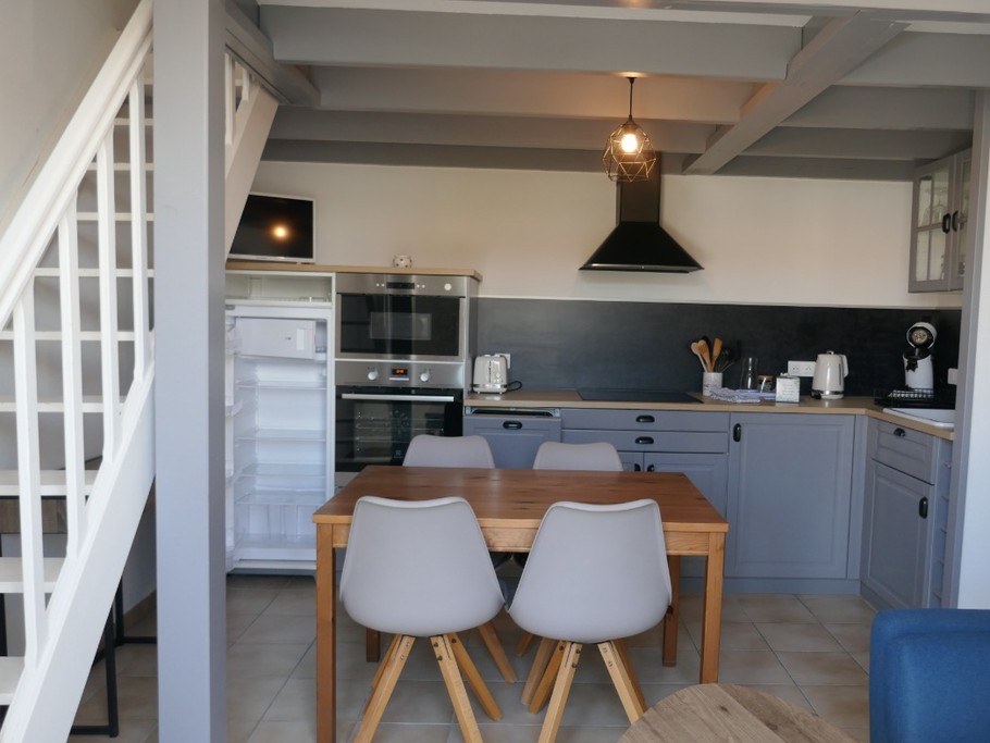 Pièce de vie avec cuisine ouverte sur séjour