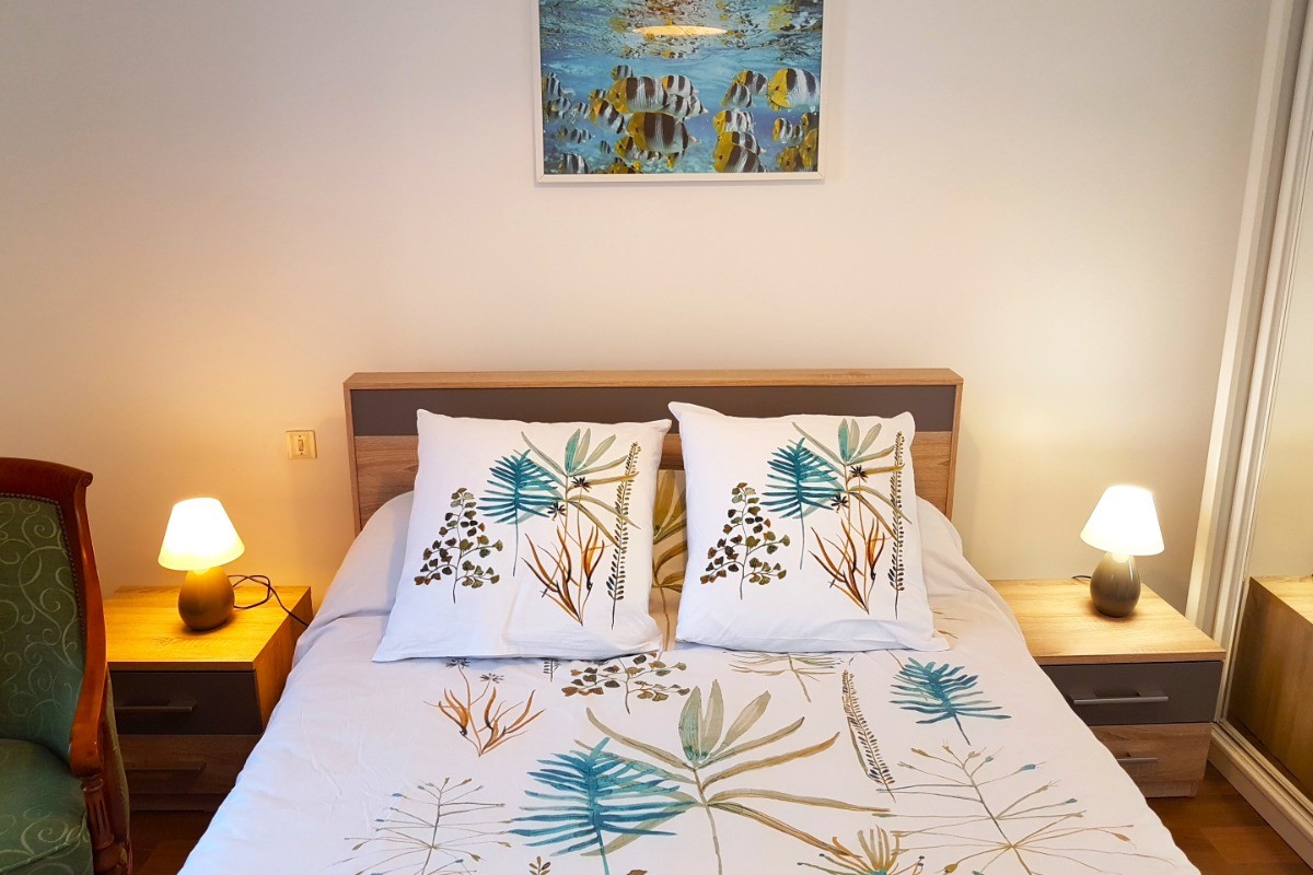 Chambre pour 2 personnes (lit 140 x 190 cm) avec dressing et espace détente avec deux fauteuils
