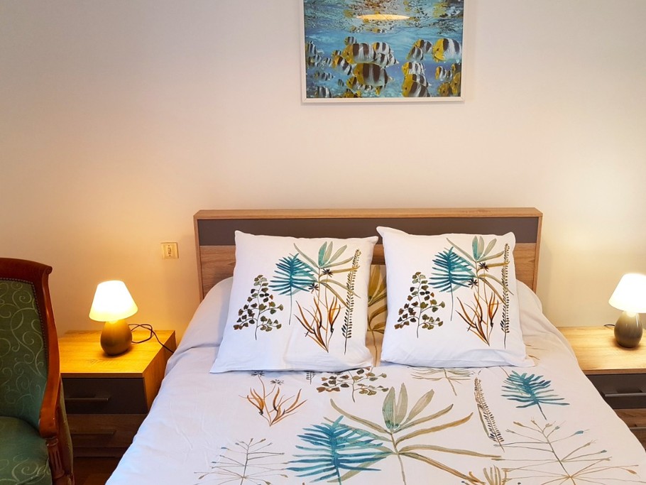 Chambre pour 2 personnes (lit 140 x 190 cm) avec dressing et espace détente avec deux fauteuils