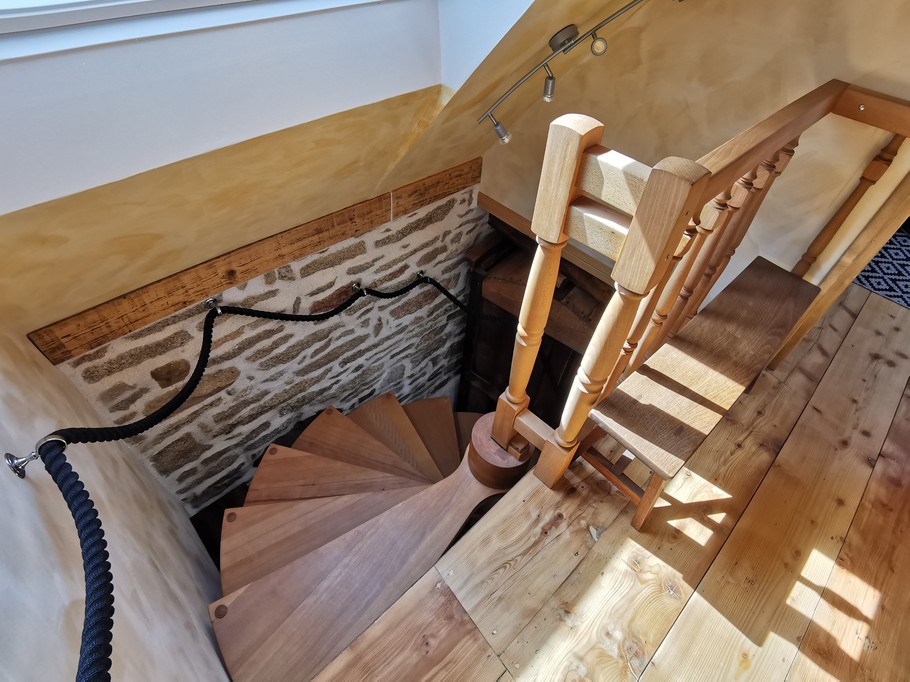 Escalier desservant les chambres à l'étage