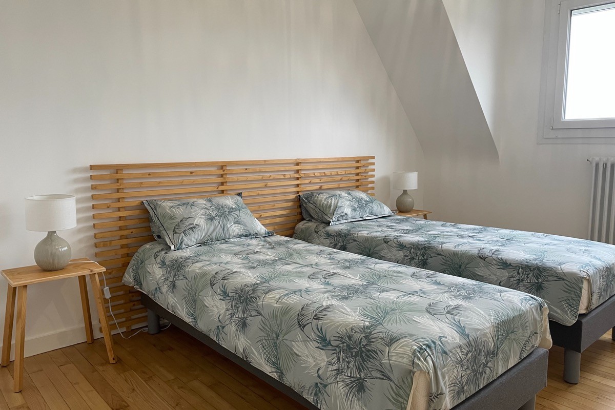 Niveau 2 : chambre 4 avec 2 lits 80 (ou lit 160) et placard penderie