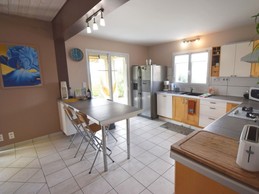 Grande cuisine équipée : frigo américain, sodastream, senseo...