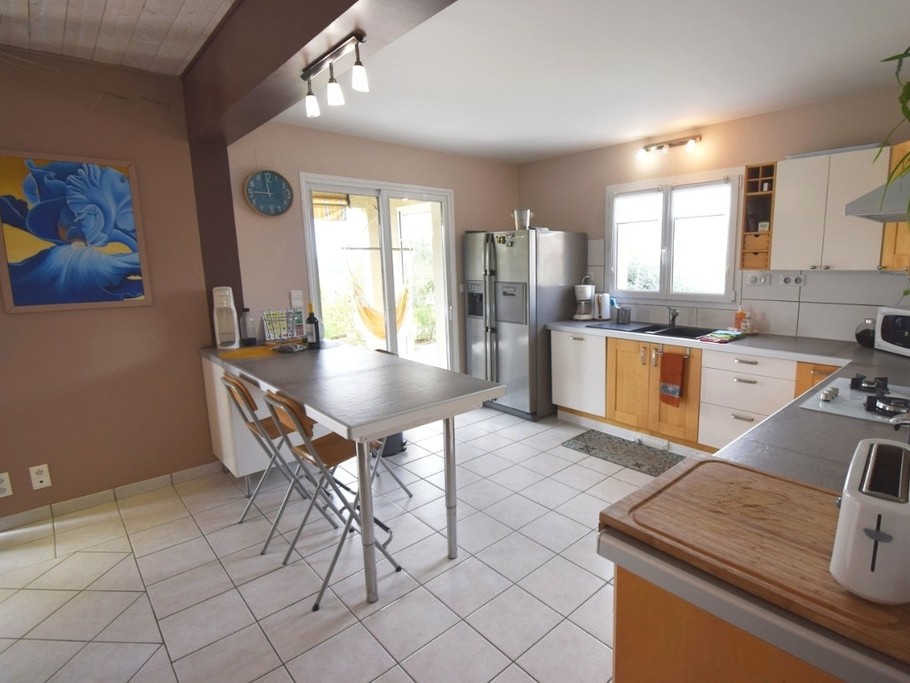 Grande cuisine équipée : frigo américain, sodastream, senseo...