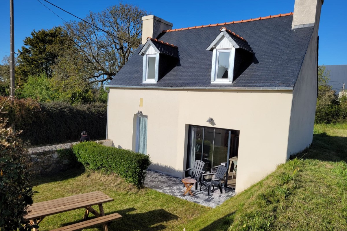 Clévacances, Troadec, location trévou-Tréguignec, vue extérieure avec jardin et terrasse