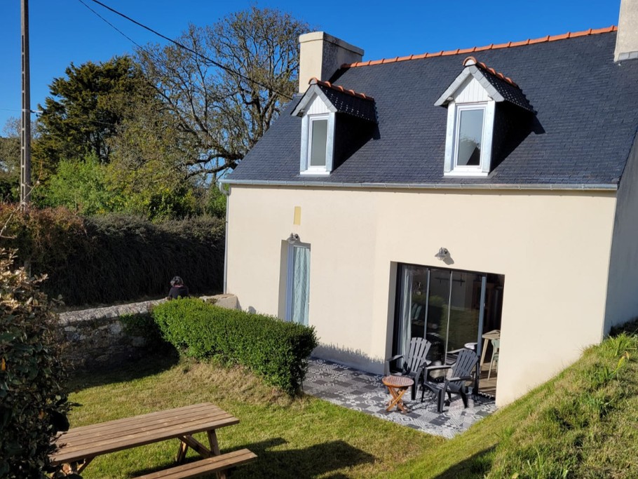 Clévacances, Troadec, location trévou-Tréguignec, vue extérieure avec jardin et terrasse