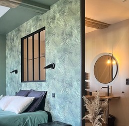 Vue sur le coin nuit et sur l'espace salle de bain, avec douche XXL et vasque-lavabo