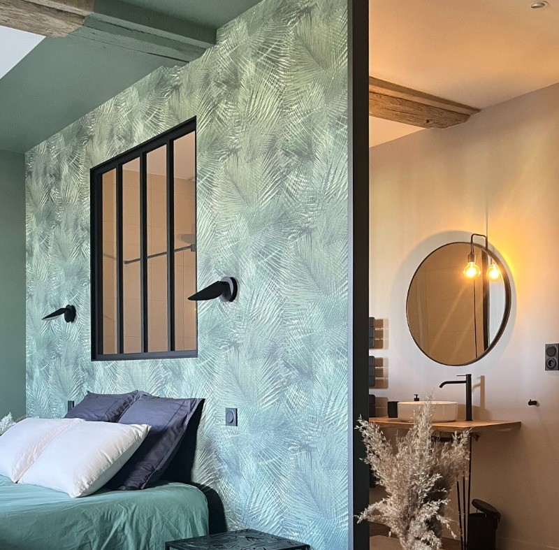 Vue sur le coin nuit et sur l'espace salle de bain, avec douche XXL et vasque-lavabo