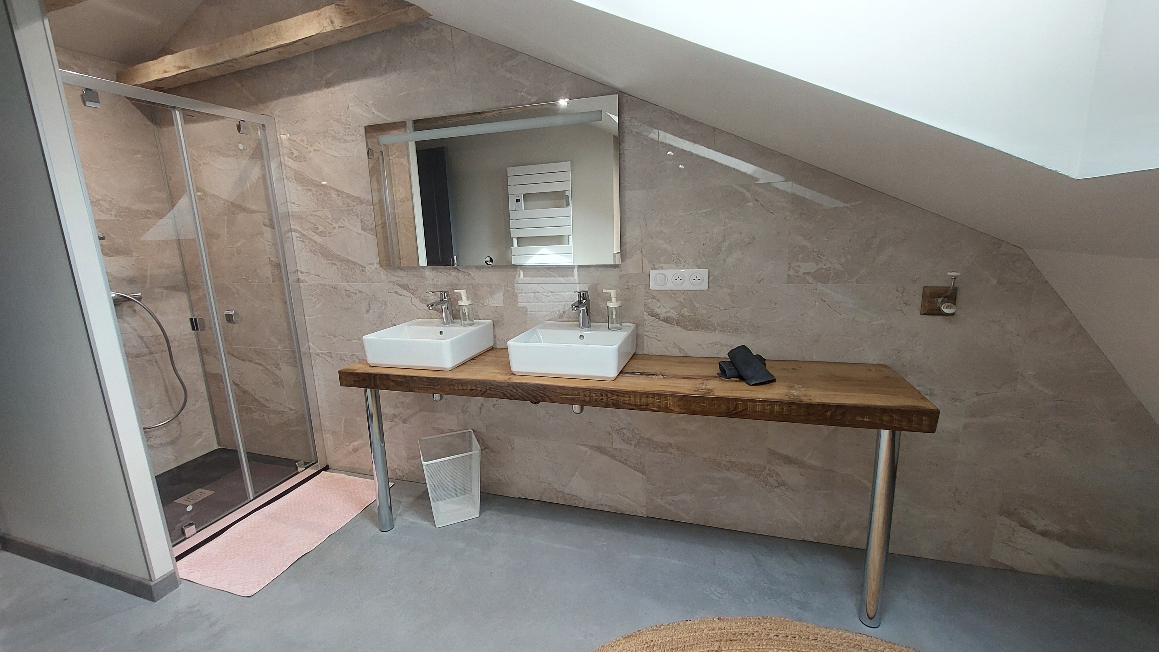 Grande salle de bains du gîte avec douche à l'italienne et double vasque