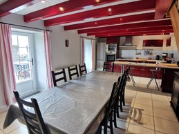 Salle à manger cuisine spacieuse et donnant accès sur terrasse