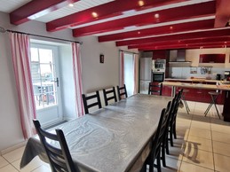 Salle à manger cuisine spacieuse et donnant accès sur terrasse