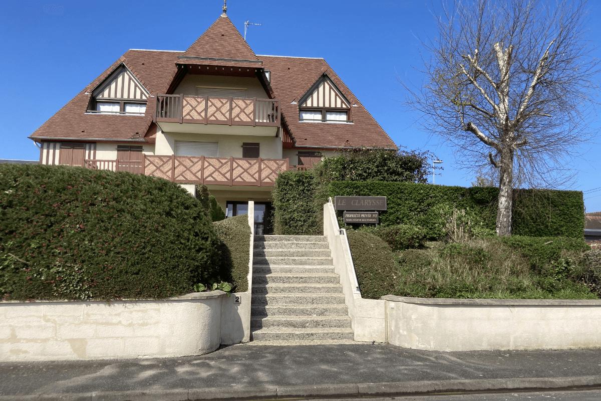 l'entrée de l'immeuble, avec une rampe d'accès sur le côté