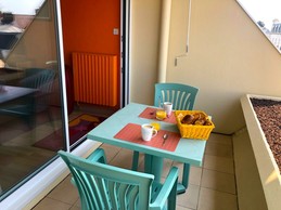 Vue magnifique depuis le balcon vers la plage du Sillon à Saint-Malo. Salon de jardin pour 2 personnes et 2 chaises relaxantes.