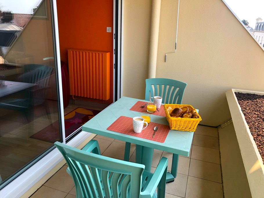 Vue magnifique depuis le balcon vers la plage du Sillon à Saint-Malo. Salon de jardin pour 2 personnes et 2 chaises relaxantes.