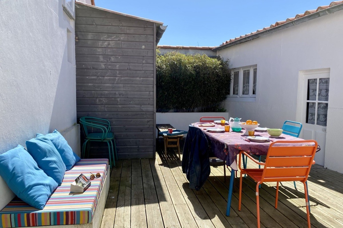 Terrasse avec salon de jardin