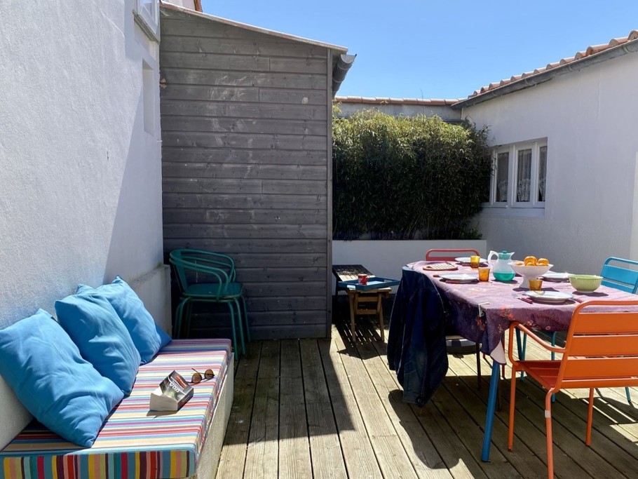 Terrasse avec salon de jardin