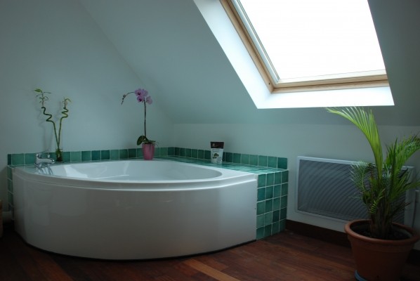 Baignoire d'angle divine après une journée à l'air marin ! Roulotte Gîtes O Bien-être Massage Spa Porspoder / Finistère / Bretagne