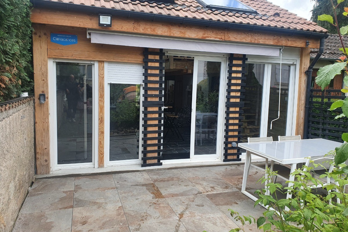 Terrasse équipée d'un salon de jardin - Chalet confort "La Casetta" à proximité d'Epinal
