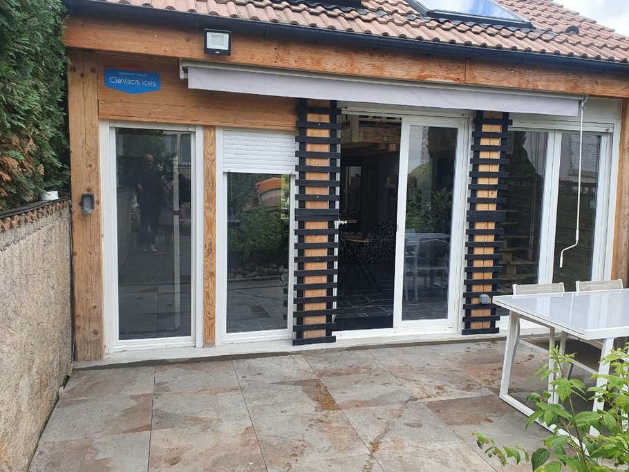 Terrasse équipée d'un salon de jardin - Chalet confort "La Casetta" à proximité d'Epinal