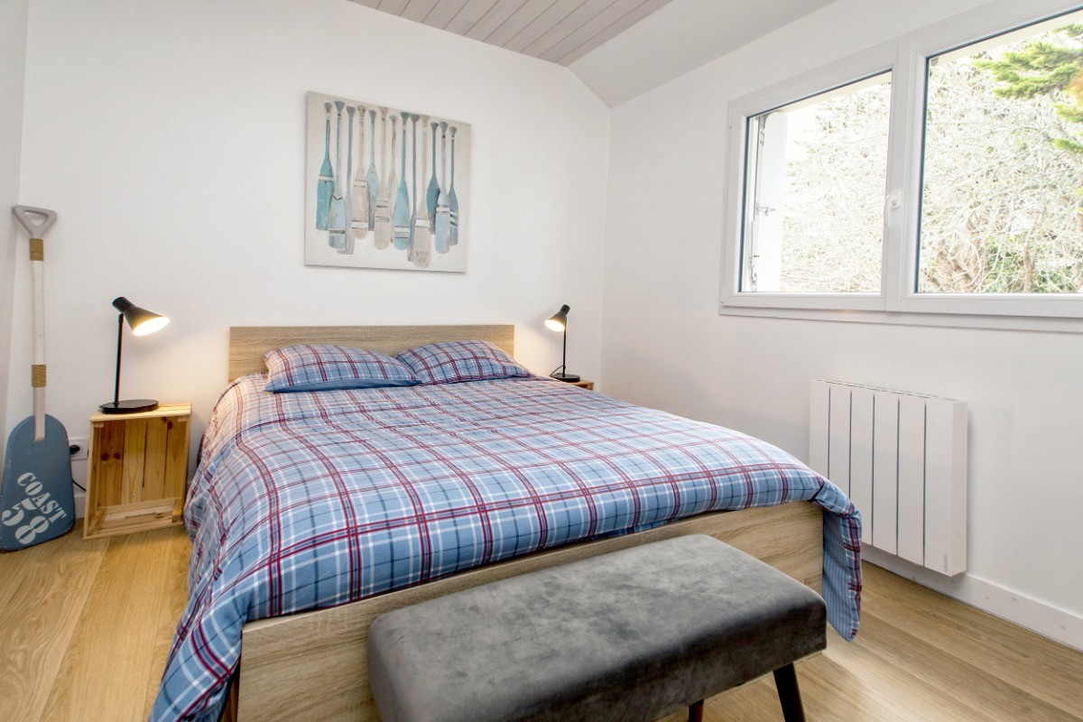 chambre 3 avec un lit 140